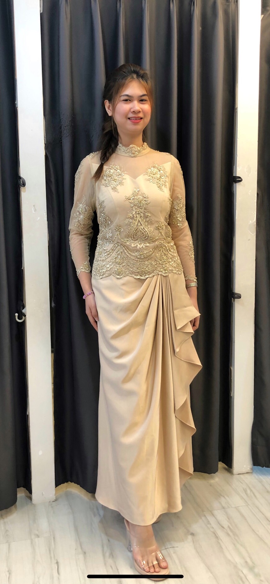 พรภินันท์ ยาว ทอง ชุดราตรียาว ทอง